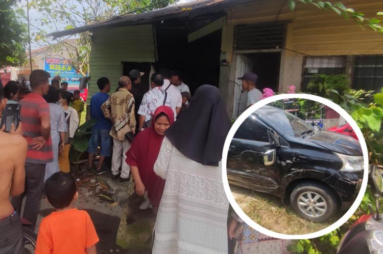 Hendak Pergi ke Pesta Adat Batak, Mobil Lansia Tabrak Rumah Warga di Pekanbaru