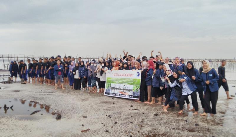 250 Mahasiswa Polbeng Tanam Bibit Api-Api di Bibir Pantai Desa Simpang Ayam