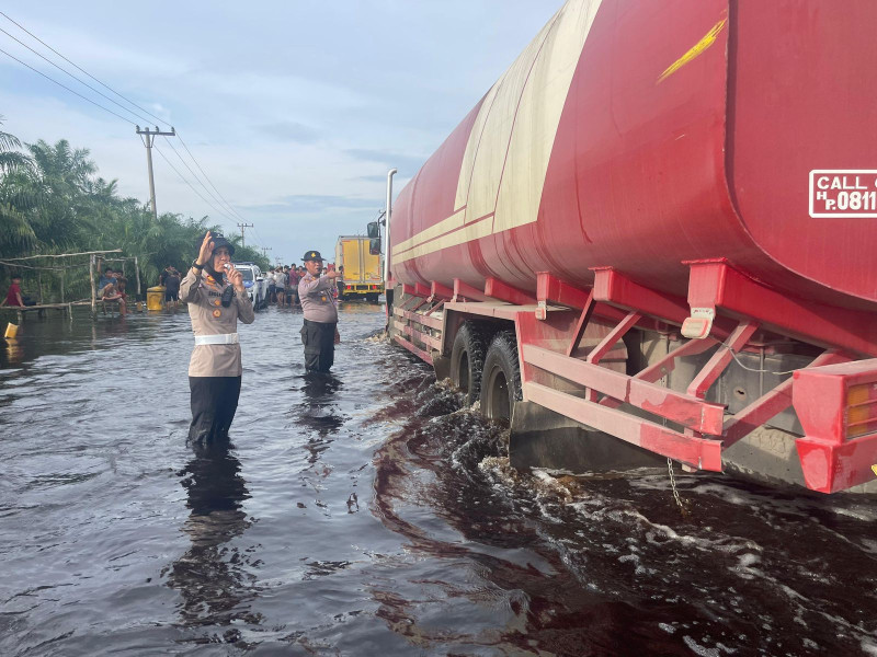 Banjir Mulai Surut, Petugas Masih Berlakukan Sistem Buka-Tutup di Jalintim KM 83 Pelalawan