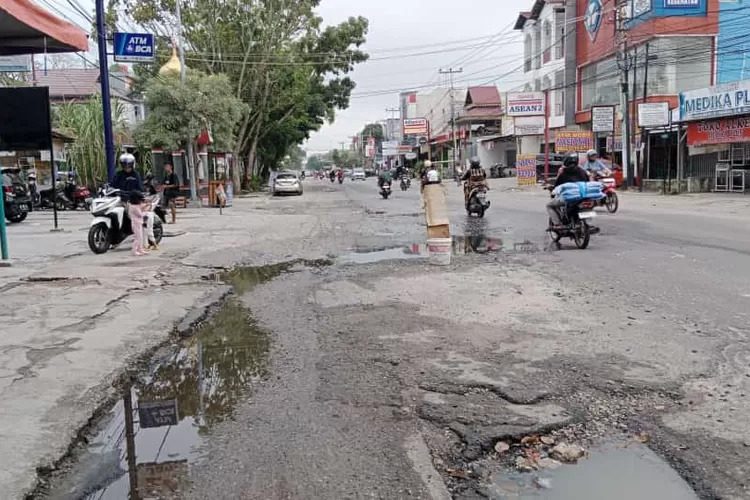 Warga Kelurahan Tanah Datar Keluhkan Jalan Buruk Akibat Proyek IPAL