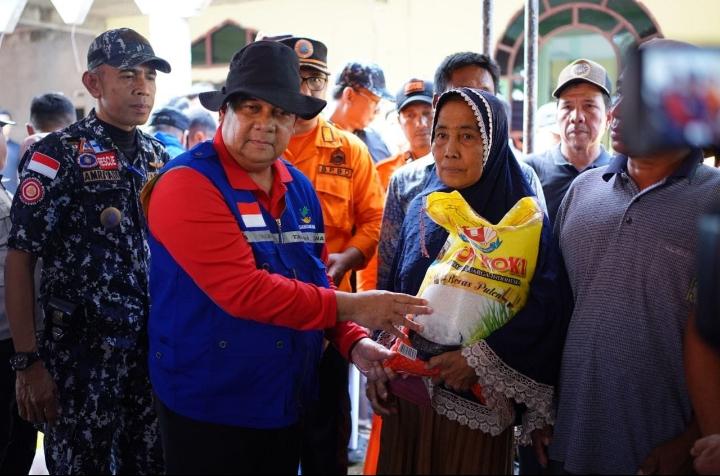 Gerak Cepat Gubri Edy Nasution, Tinjau dan Serahkan Bantuan Korban Banjir di Rohul