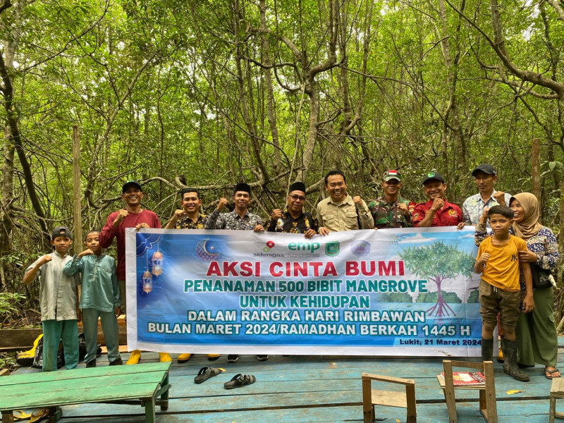 Tanam Ratusan Mangrove di Bulan Ramadhan, Pj Kades Lukit Apresiasi Kelompok Mangrove Formula dan EMP-PT ITA