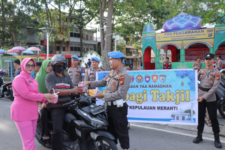 Para Kasi Polres Meranti Berbagi Ratusan Paket Takjil kepada Pengendara Motor Memakai Helm