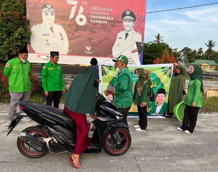 DPC PPP Bengkalis Bagi Takjil di Bundaran Desa Sukamaju