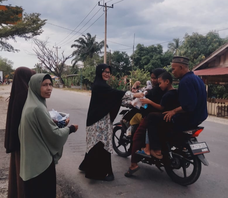 Keren Ibu-ibu Majlis Taklim RT 1 Jama'ah Mushola Dai'mun Desa Sepahat Berbagi Takjil