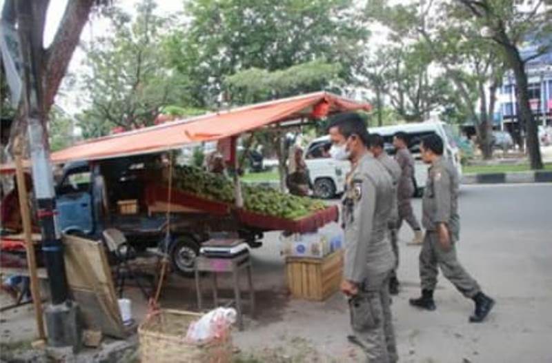 Sita Kursi Hingga Meja, Satpol PP Tertibkan Puluhan PKL