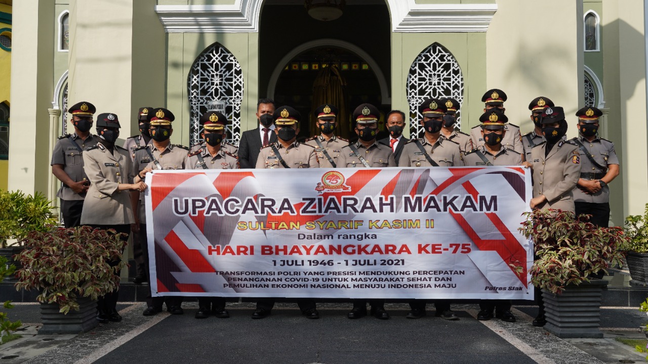 Menyambut Hari Bhayangkara Ke - 75, Polres Siak Lakukan Upacara Ziarah Makam Pahlawan Dan Anjangsana Kerumah Pensiunan Polri Juga Warakauri