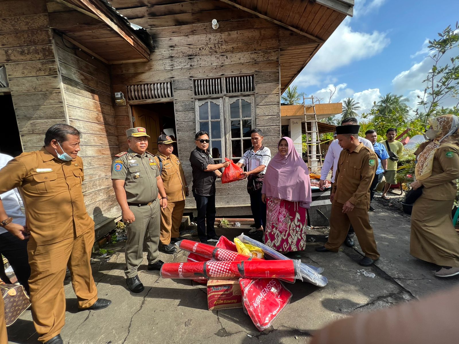 AKBP (Purn) H. Asmar Mengunjungi Keluarga Swario Yang Baru Saja Mendapatkan Musibah Kebakaran