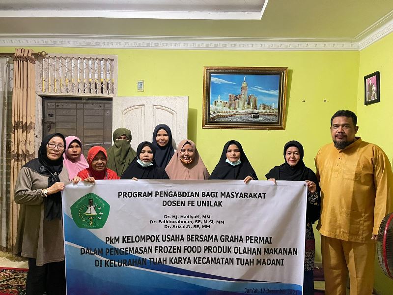Dosen FE Unilak Mengadakan Demonstrasi Pengemasan Produk Frozen Food ke Anggota Kelompok Usaha Bersama Graha Permai