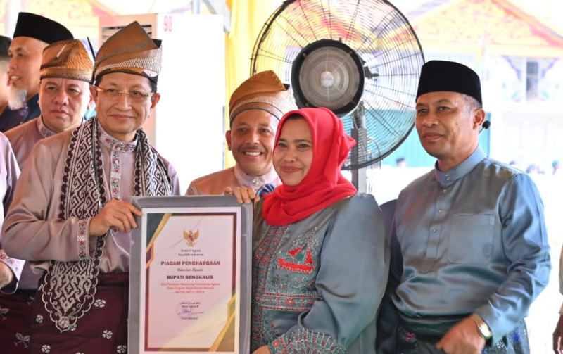 Hadirkan Masjid Ramah Bagi Pemudik, Bupati Bengkalis Terima Penghargaan Menag