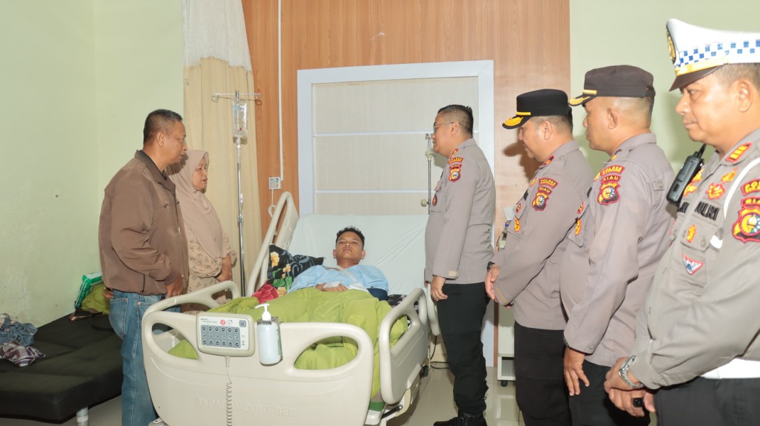 Wujud Perhatian, Kapolres Meranti Jenguk Personil yang Sakit Di RSUD Selatpanjang