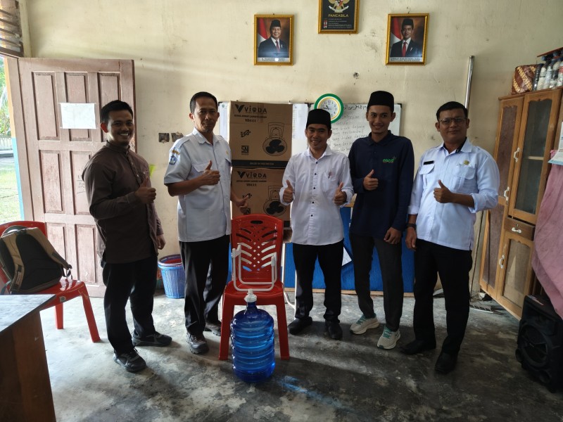 Mewakili Keluarga, Sekdes Tanjung Leban Serahkan Bantuan ke SMKN 1 Bandar Laksamana