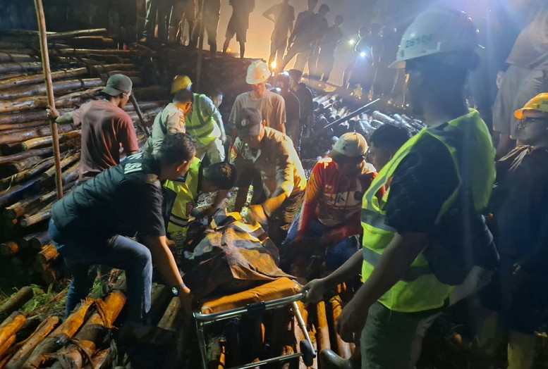 Mekanik Tewas Tertimpa Muatan Kayu Truk Fuso di Pangkalan Lesung, Pelalawan