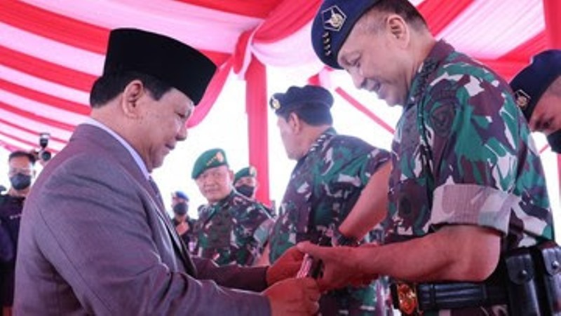 Prabowo Beri Pistol Produksi Pindad ke Tiga Kepala Staf Angkatan TNI