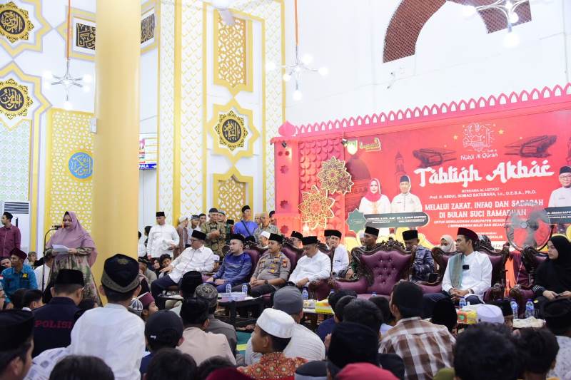 Hadirkan UAS, Bupati Kasmarni Berbaur Bersama Jama’ah Masjid Arafah di Peringatan Nuzulul Qur'an
