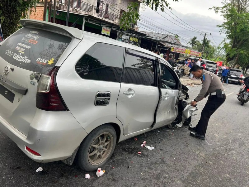 Tiga Mobil Tabrakan Beruntun di Bangkinang