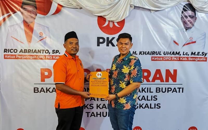 Kasmarni dan Indra Gunawan Eet Ambil Formulir Pendaftaran di PKS
