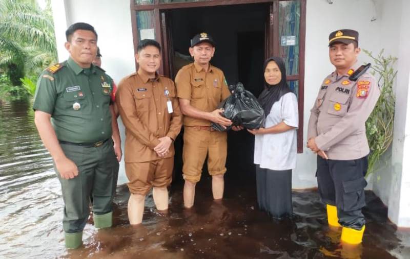 Musibah Banjir, Camat Bantan Salurkan Paket Sembako Kepada Warganya