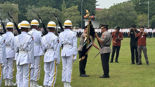 Serahkan Pataka kepada Irjen Arman, Komjen Herry: Titip Marwah Riau dan Green Policing