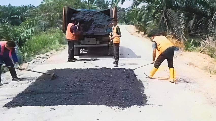 Dikeluhkan Warga, Pemprov Riau Perbaiki Ruas Jalan Simpang Perak Pelalawan