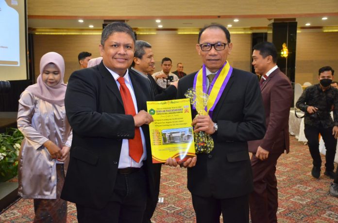 Kepala BNN Provinsi Riau Raih Gelar Magister Ilmu Hukum dari Sekolah Pascasarjana Unilak, Rektor Beri Selamat