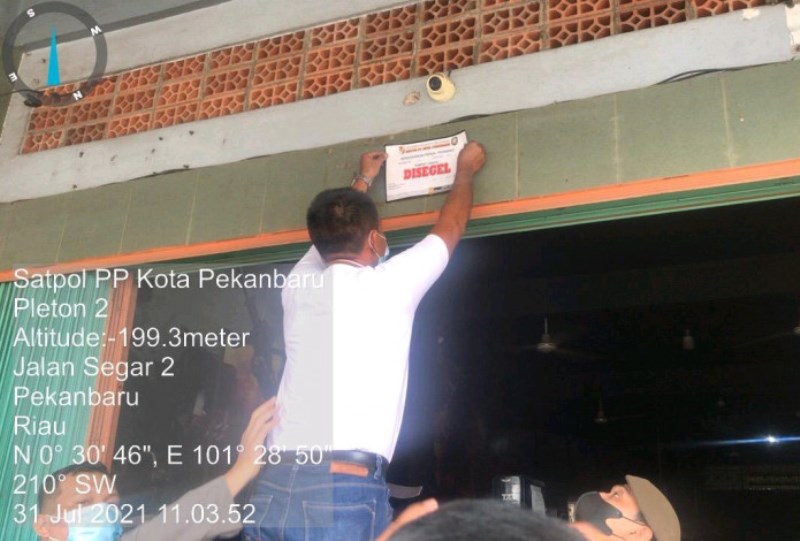 Satgas Covid-19 Pekanbaru Sita Kursi Kedai Kopi, Dua Warnet Disegel