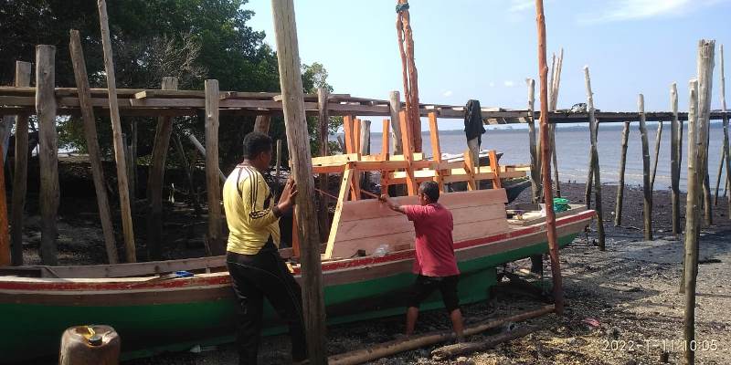 Di Inisiasi BEM Unilak, Perahu Penyebrangan Warga Dusun Air Mabuk Meranti Telah Selesai 95 persen