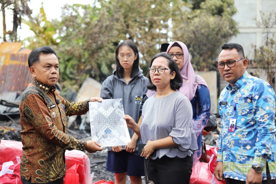 Gerak Cepat, Asmar Serahkan Bantuan Korban Kebakaran Rumah di Selatpanjang