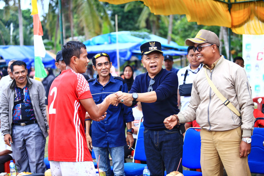 Tutup Mini Soccer IPSTB, Plt Bupati Asmar Beri Bonus