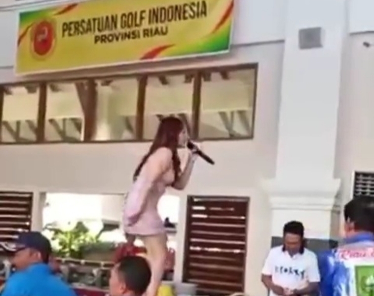Heboh Biduan Dangdut Joget di Atas Meja