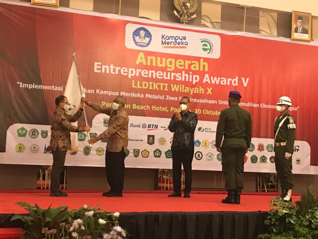 Diserahkan Kepala LLDIKTI Wilayah X, Unilak Tuan Rumah Enterpreneurship Award VI 2022