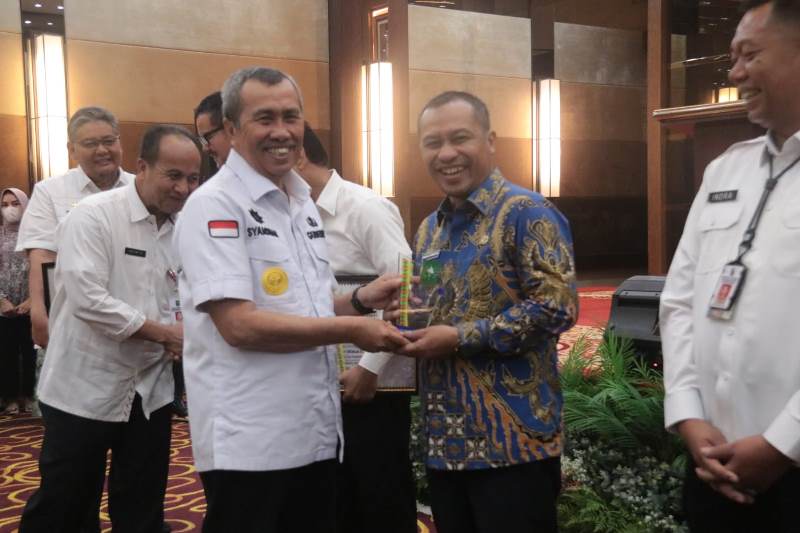 Diserahkan Gubri, Pemkab Bengkalis Raih Penghargaan RIA Tahun 2022