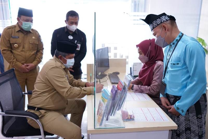 Resmikan BPR Syariah, Bupati Alfedri Langsung Buka Tabungan Pribadi