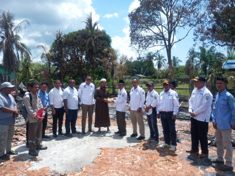 APDESI Meranti, PT. ITA dan Masyarakat Bagan Melibur Serah Bantuan Korban Kebakaran Rumah