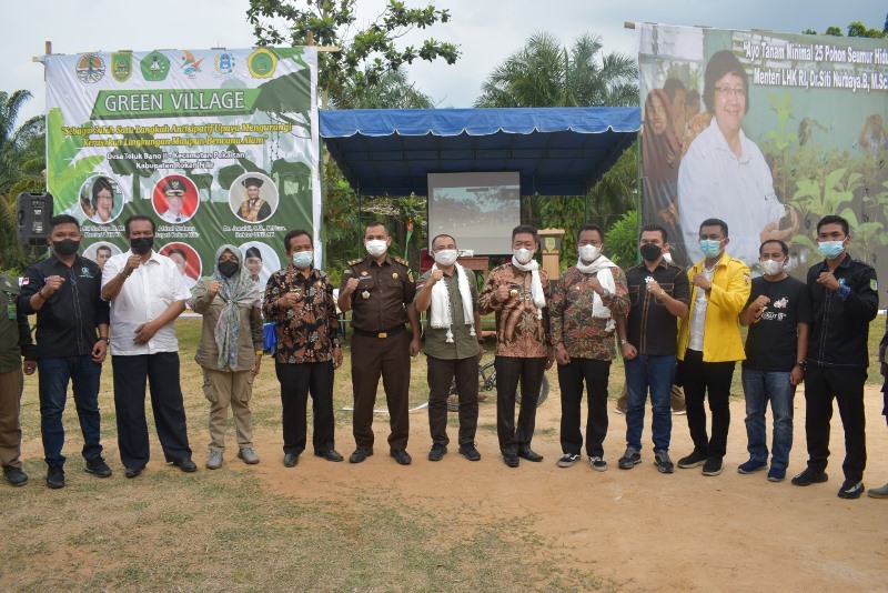 Datang ke Rohil, Rektor Unilak, Tenaga Ahli Menteri LHK dan Bupati Tanam 5000 Pohon di Pekaitan