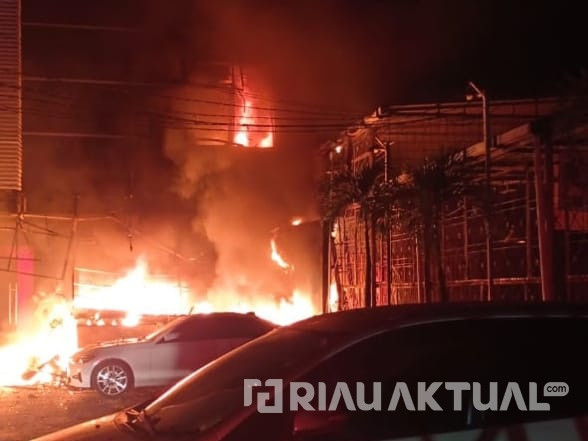 Kebakaran Hebat Landa Hotel Benteng Pekanbaru, Kerugian Diperkirakan Capai Ratusan Juta Rupiah