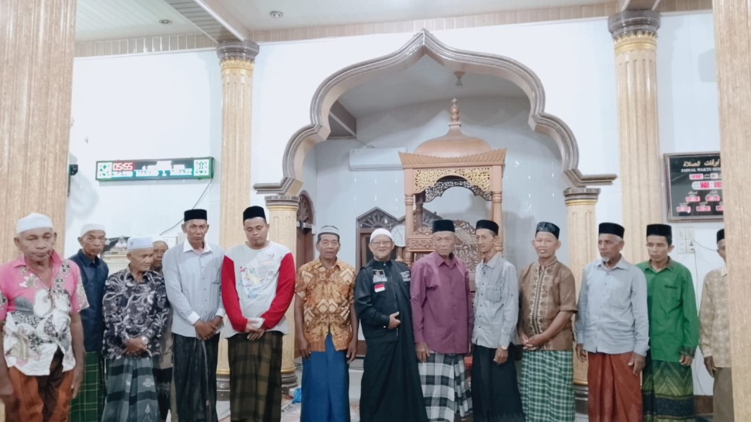 Jum’at Berkah Subuh Kembali Berlanjut di Meureudu, Peduli Marbot dan Pembersih Jalan