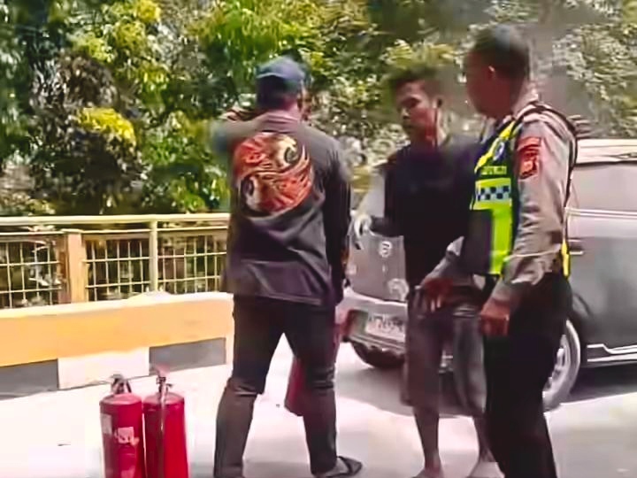 Daihatsu Ayla Terbakar di Jembatan Leighton Pekanbaru