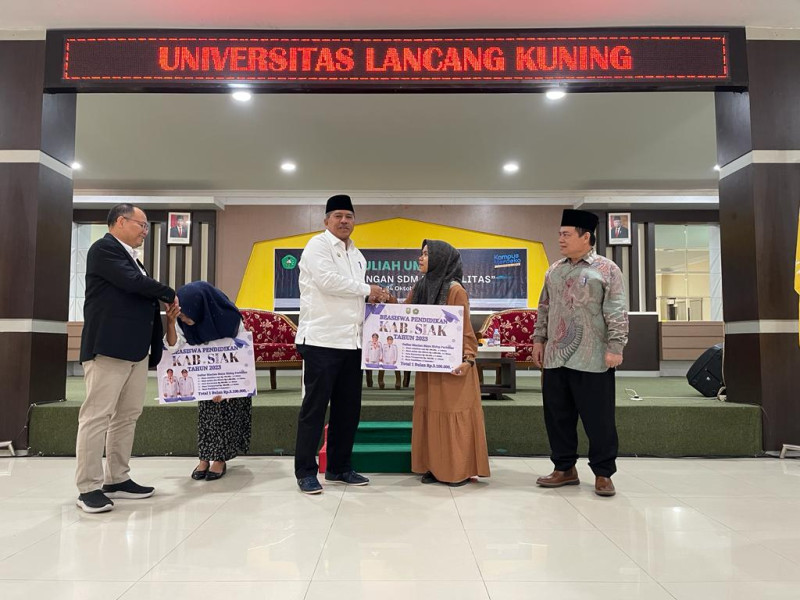Beri Kuliah Umum di Unilak, Bupati Siak Alfedri Berikan Beasiswa ke Mahasiswa