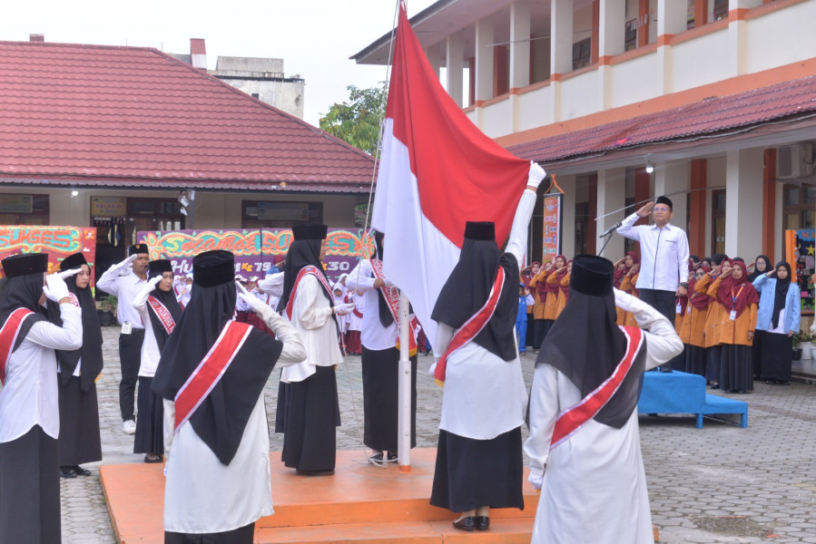 Jadi Inspektur Upacara Hari Guru di Al Izhar School Pekanbaru, Rektor Unilak Sampaikan Pesan Menteri