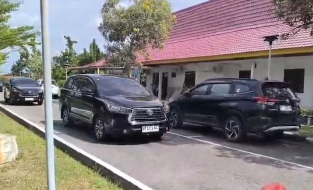 KPK Bawa Kardus Berisi Dokumen Usai Geledah Rumah Dinas Gubernur Riau