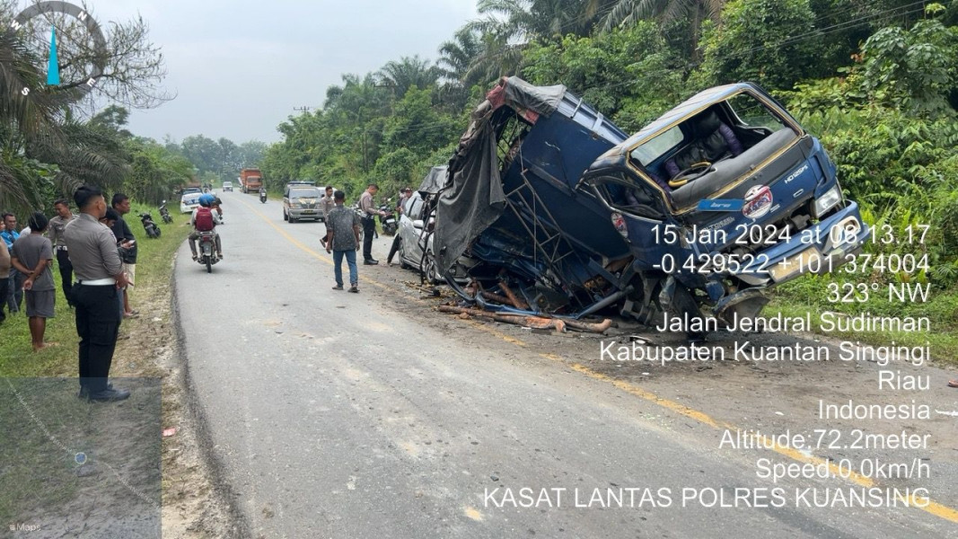 Mobilio Seruduk Truk di Kuansing, Dua Orang Jadi Korban