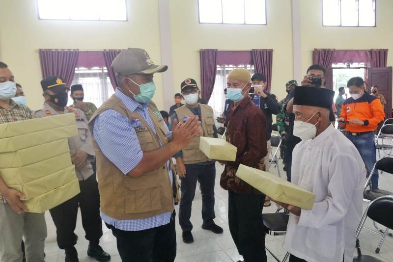 Bupati Siak Alfedri Membagikan Masker ke Sejumlah Tempat Ibadah dan juga Pasar