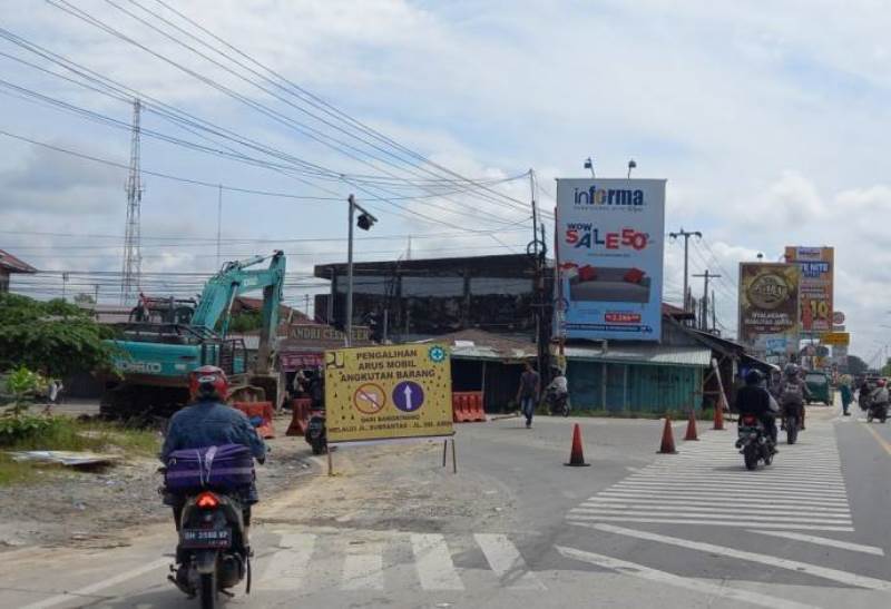 Simpang Jalan Garuda Sakti Dipasang Box Culvert, Arus Lalu Lintas Dialihkan