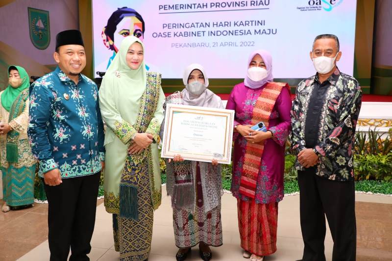 Peringati Hari Kartini 2022 tingkat Provinsi Riau, Ibu Chairani Asal Tualang Raih Penghargaan Dari Istri Jokowi