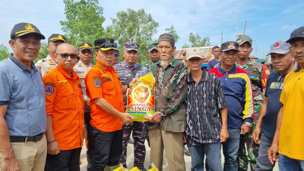 Plt Bupati Asmar Serahkan Paket Sembako untuk Masyarakat Terdampak Banjir di Pulau Merbau