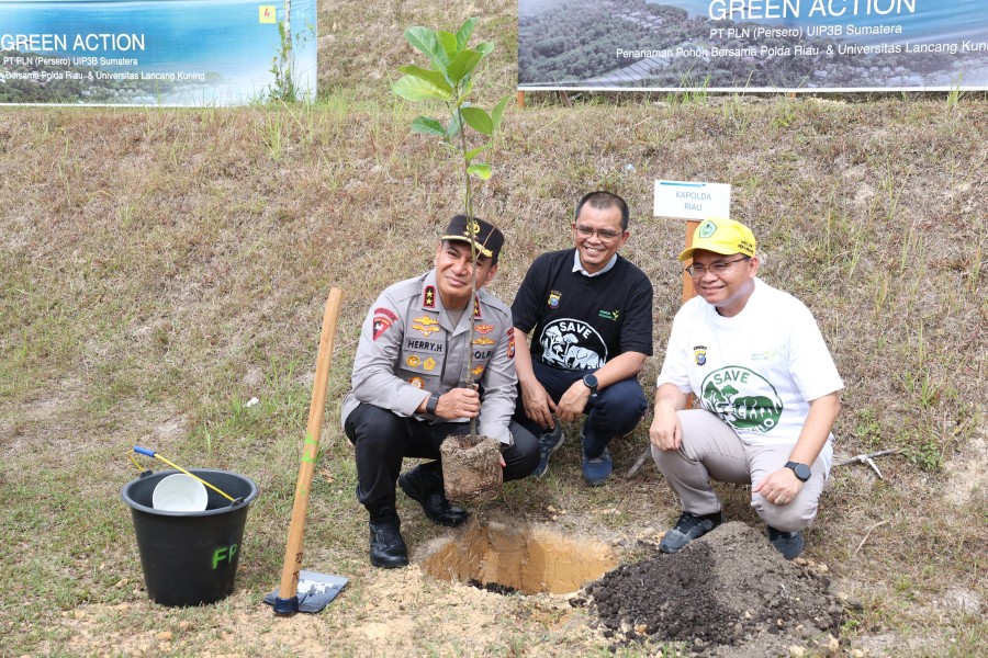 Bersama PT PLN UIP3B Sumatera, Kapolda Riau Ajak Mahasiswa dan Masyarakat Aktif Menanam Pohon