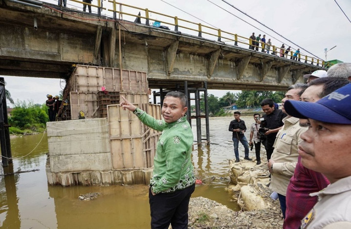 Tinjau Perbaikan Jembatan Sei Sungai Rokan, Gubri Ingin Segera Fungsional