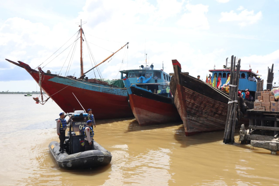 Satpol Air Polres Kepulauan Meranti Kawal Kegiatan Sembahyang Dewa Dewi di Perairan Selat Air Hitam