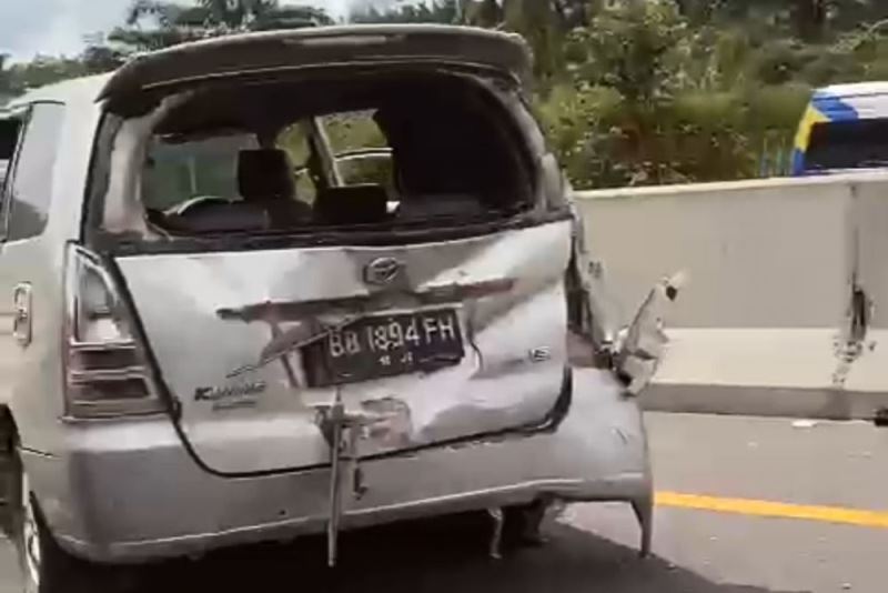 Kecelakaan Mobil Inova di Tol Pekanbaru - Dumai Akibat Pecah Ban